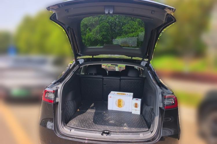Used Tesla Model Y 2021 Standard Range Rear-Wheel Drive Version Trunk