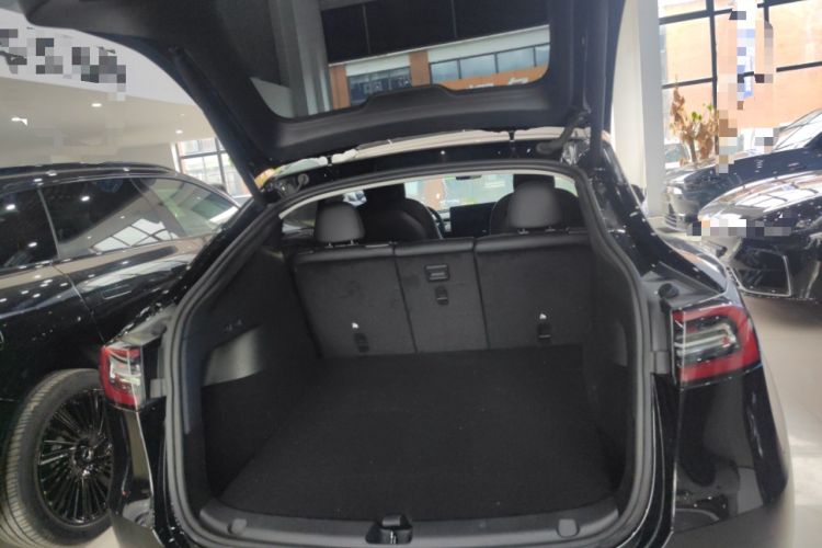 Used Tesla Model Y 2021 Long-Range All-Wheel-Drive Version Trunk