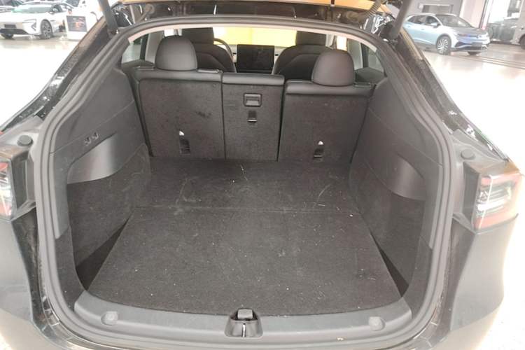 Used Tesla Model Y 2021 Long-Range All-Wheel-Drive Version Trunk