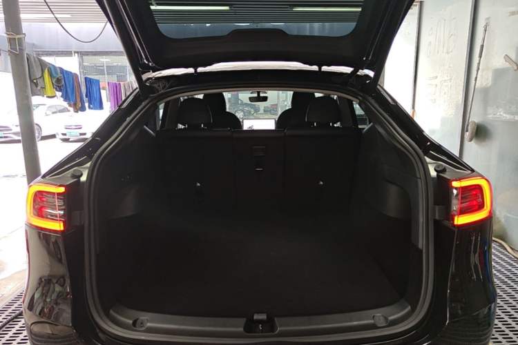 Used Tesla Model Y 2021 Standard Range Rear-Wheel Drive Version Trunk