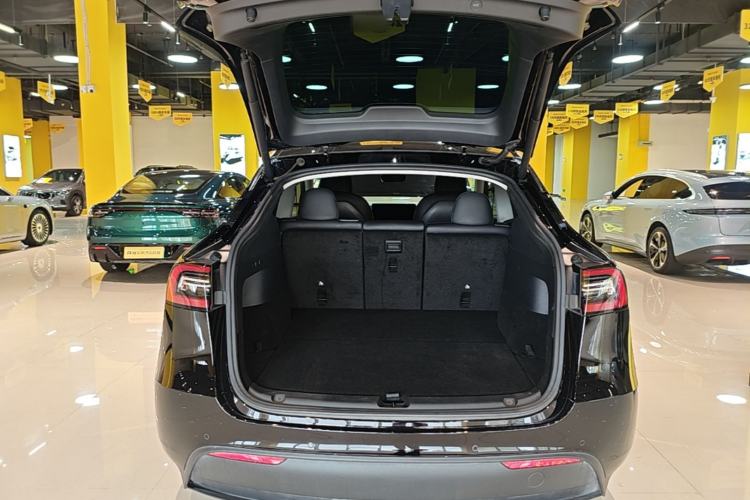 Used Tesla Model Y 2021 Standard Range Rear-Wheel Drive Version Trunk