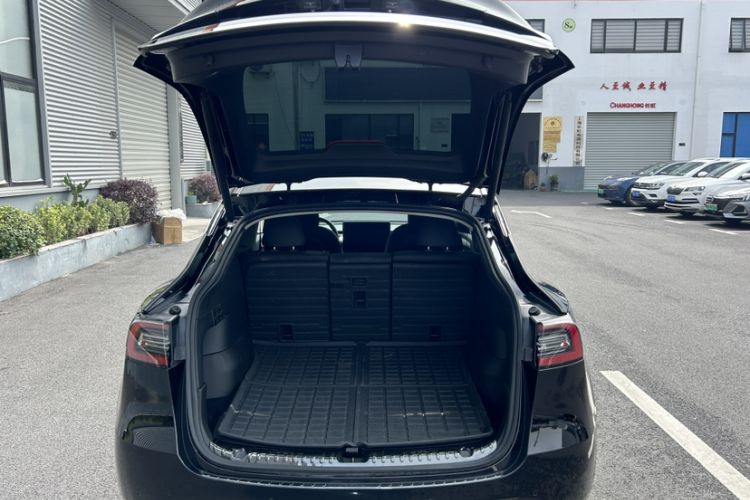 Used Tesla Model Y 2021 Standard Range Rear-Wheel Drive Version Trunk