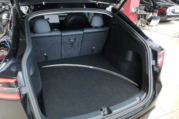 Used Tesla Model Y 2021 Standard Range Rear-Wheel Drive Version Trunk