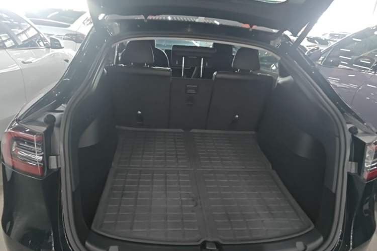 Used Tesla Model Y 2021 Standard Range Rear-Wheel Drive Version Trunk