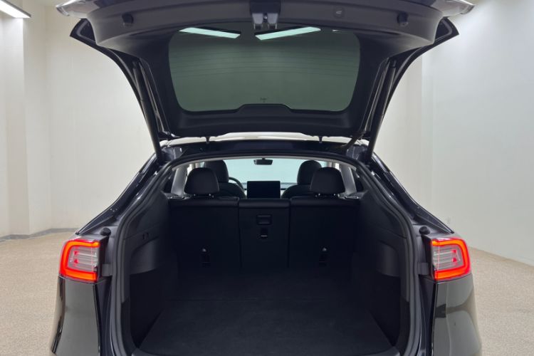 Used Tesla Model Y 2021 Standard Range Rear-Wheel Drive Version Trunk