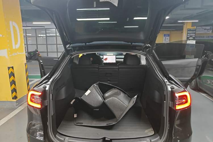 Used Tesla Model Y 2021 Standard Range Rear-Wheel Drive Version Trunk