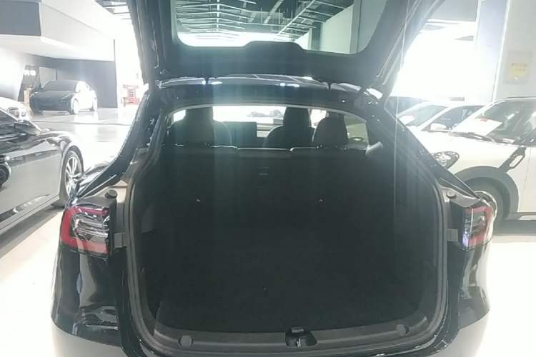 Used Tesla Model Y 2021 Standard Range Rear-Wheel Drive Version Trunk