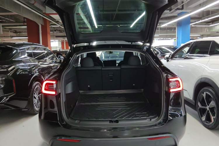 Used Tesla Model Y 2021 Standard Range Rear-Wheel Drive Version Trunk