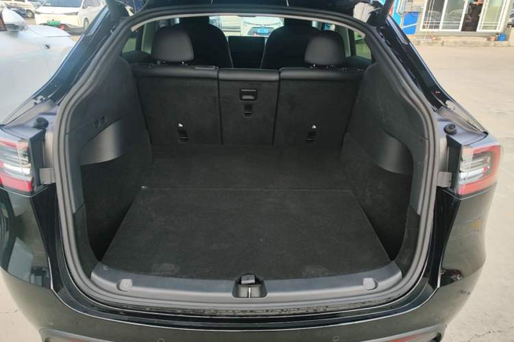 Used Tesla Model Y 2021 Standard Range Rear-Wheel Drive Version Trunk