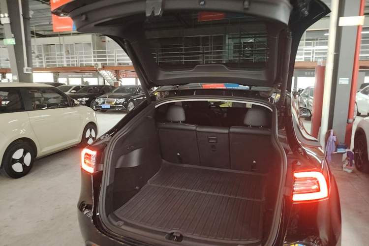 Used Tesla Model Y 2021 Standard Range Rear-Wheel Drive Version Trunk