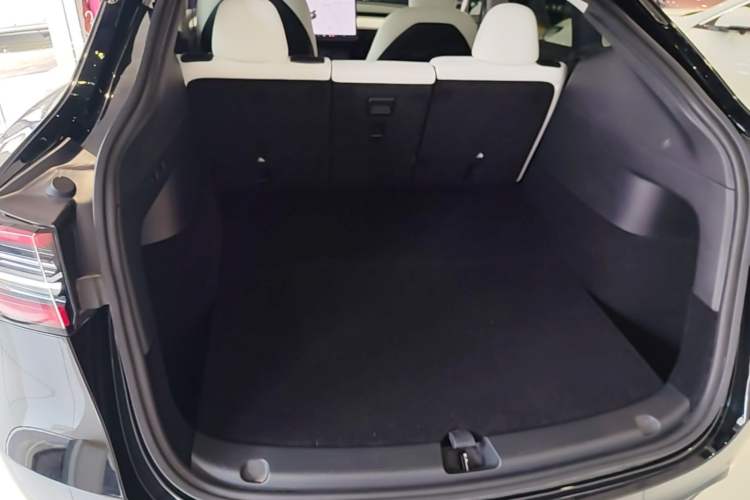 Used Tesla Model Y 2021 Long-Range All-Wheel-Drive Version Trunk