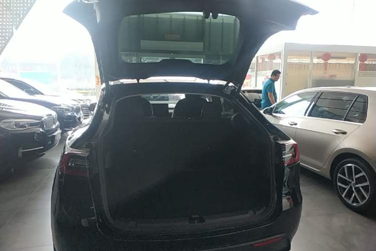 Used Tesla Model Y 2021 Standard Range Rear-Wheel Drive Version Trunk