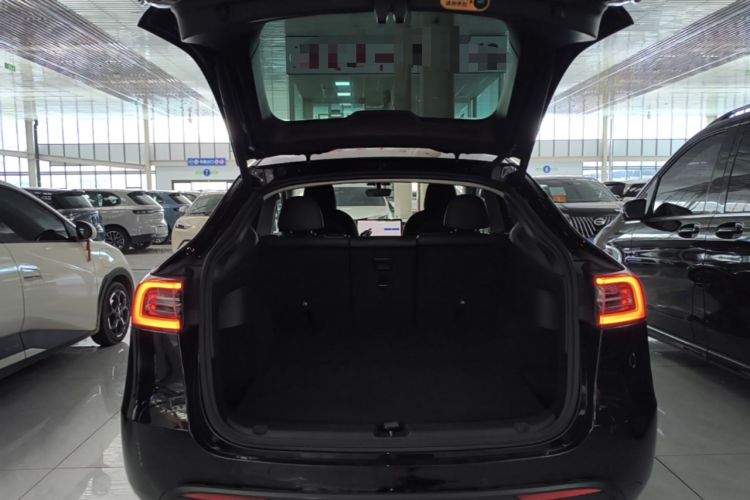 Used Tesla Model Y 2021 Standard Range Rear-Wheel Drive Version Trunk