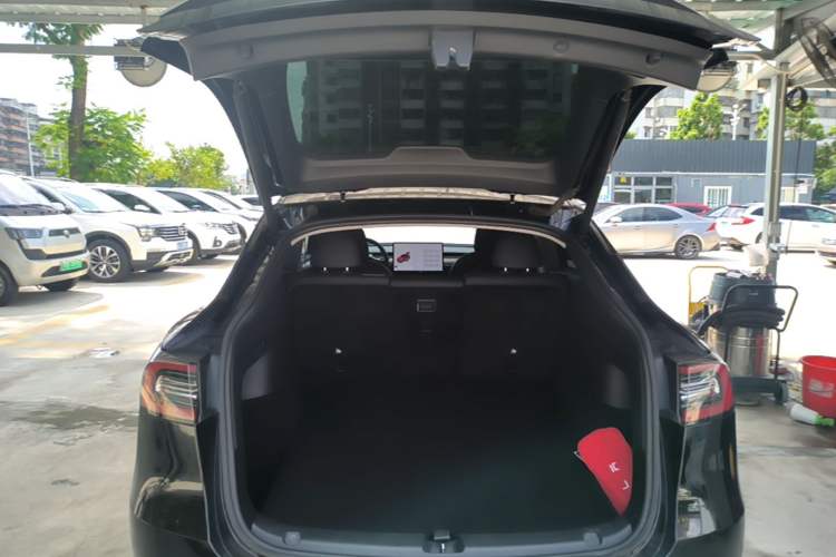 Used Tesla Model Y 2021 Long-Range All-Wheel-Drive Version Trunk