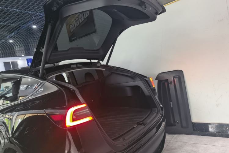 Used Tesla Model Y 2021 Long-Range All-Wheel-Drive Version Trunk