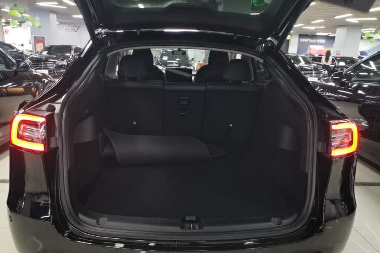 Used Tesla Model Y 2021 Long-Range All-Wheel-Drive Version 3D7 Trunk