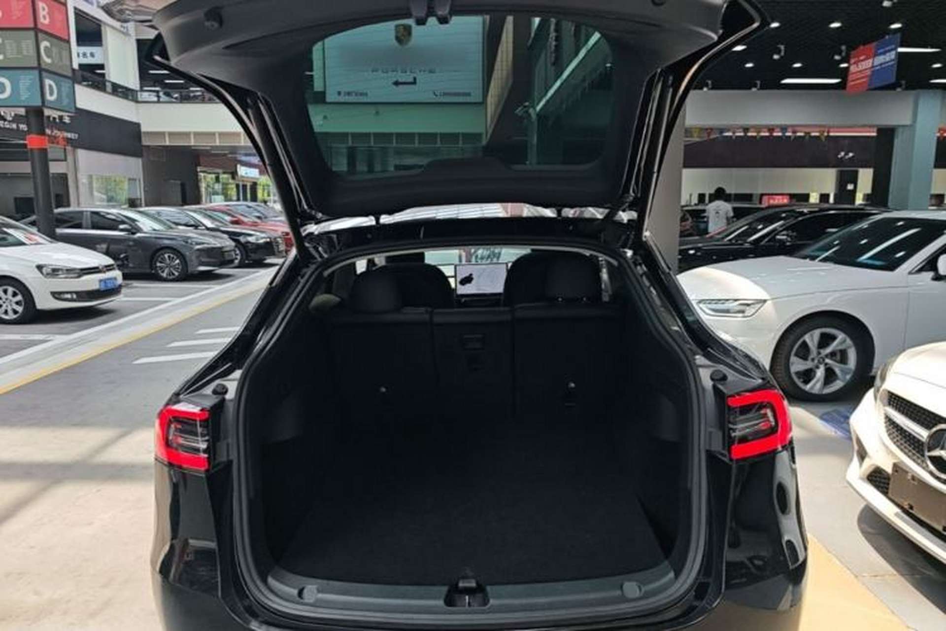 Used Tesla Model Y 2021 Standard Range Rear-Wheel Drive Version Trunk