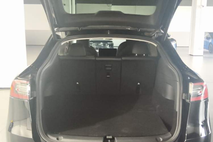 Used Tesla Model Y 2021 Long-Range All-Wheel-Drive Version Trunk