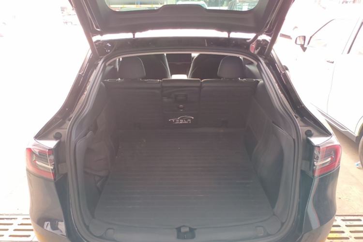 Used Tesla Model Y 2021 Standard Range Rear-Wheel Drive Version Trunk