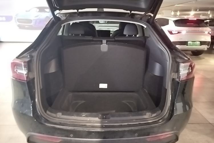 Used Tesla Model Y 2021 Long-Range All-Wheel-Drive Version Trunk