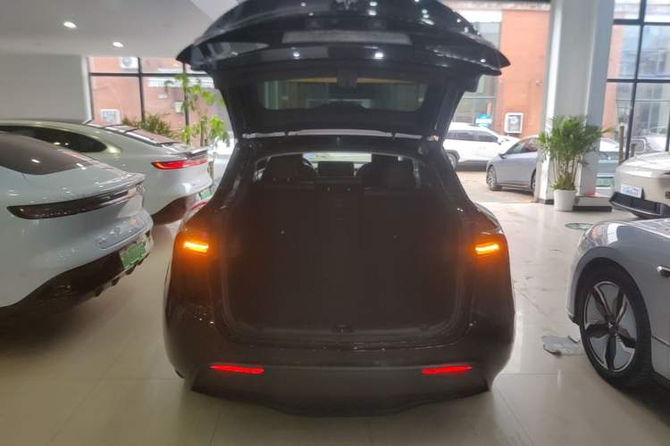 Used Tesla Model Y 2021 Standard Range Rear-Wheel Drive Version Trunk