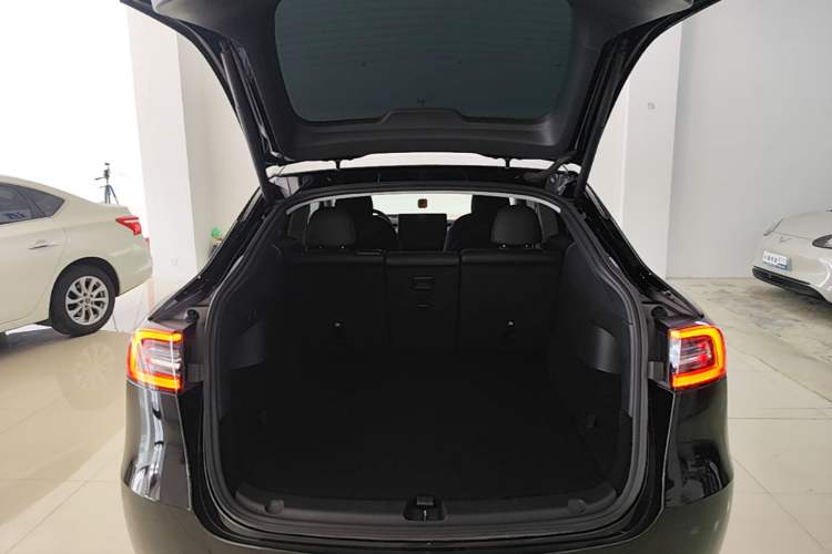 Used Tesla Model Y 2021 Standard Range Rear-Wheel Drive Version Trunk