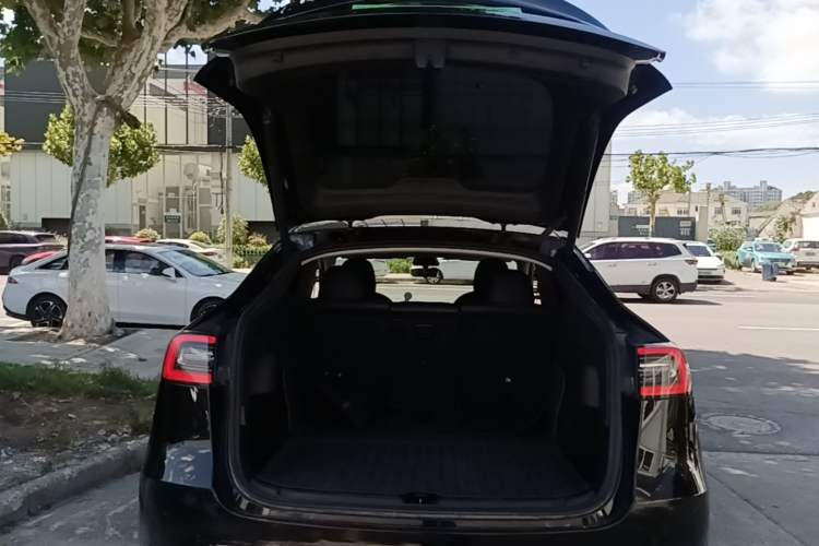 Used Tesla Model Y 2021 Standard Range Rear-Wheel Drive Version Trunk