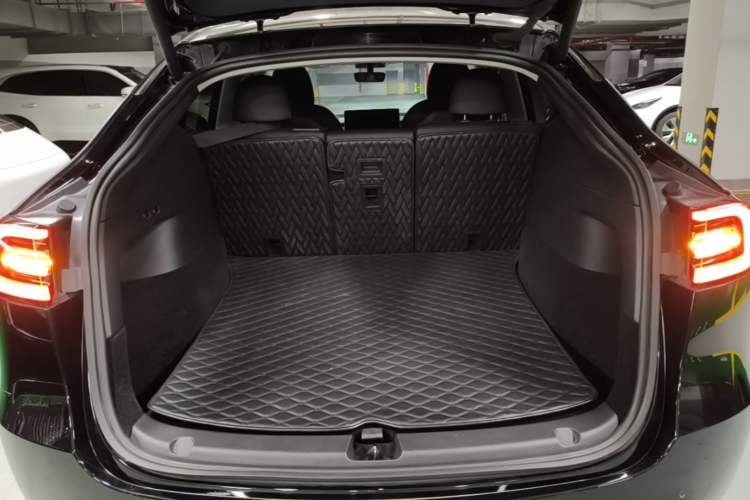 Used Tesla Model Y 2021 Long-Range All-Wheel-Drive Version Trunk