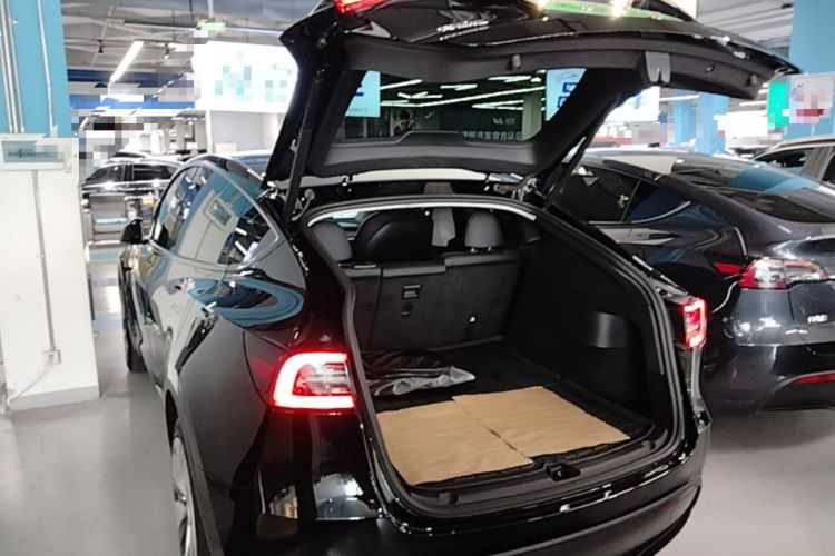 Used Tesla Model Y 2021 Long-Range All-Wheel-Drive Version Trunk