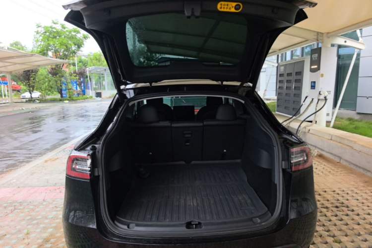 Used Tesla Model Y 2021 Standard Range Rear-Wheel Drive Version Trunk