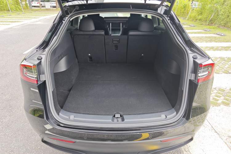 Used Tesla Model Y 2021 Standard Range Rear-Wheel Drive Version Trunk