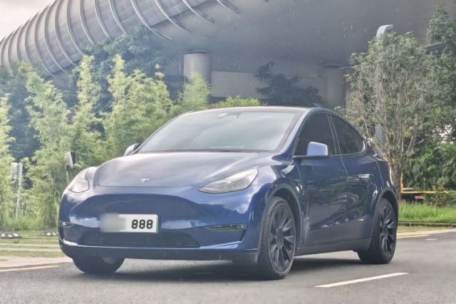 Ojetý Tesla Model Y 2021 Long-Range All-Wheel-Drive Version