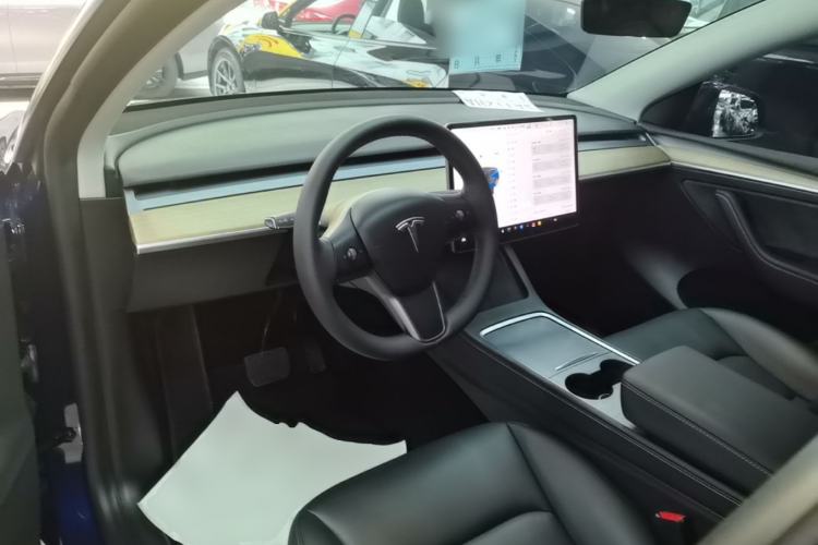 Used Tesla Model Y 2021 Standard Range Rear-Wheel Drive Version Center Console