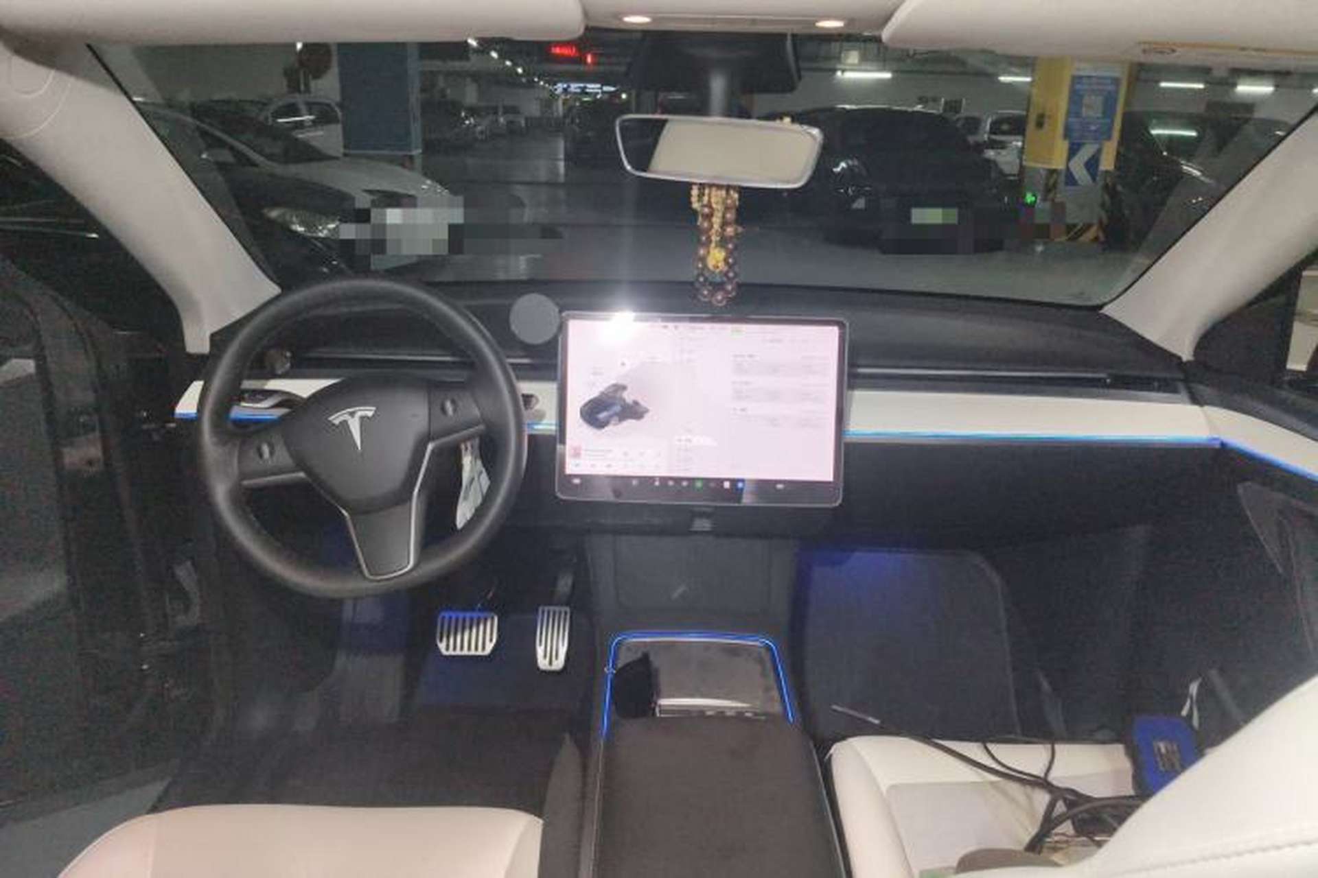 Used Tesla Model Y 2021 Standard Range Rear-Wheel Drive Version Center Console
