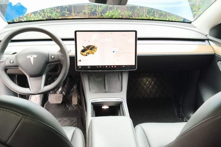Used Tesla Model Y 2021 Long-Range All-Wheel-Drive Version Center Console