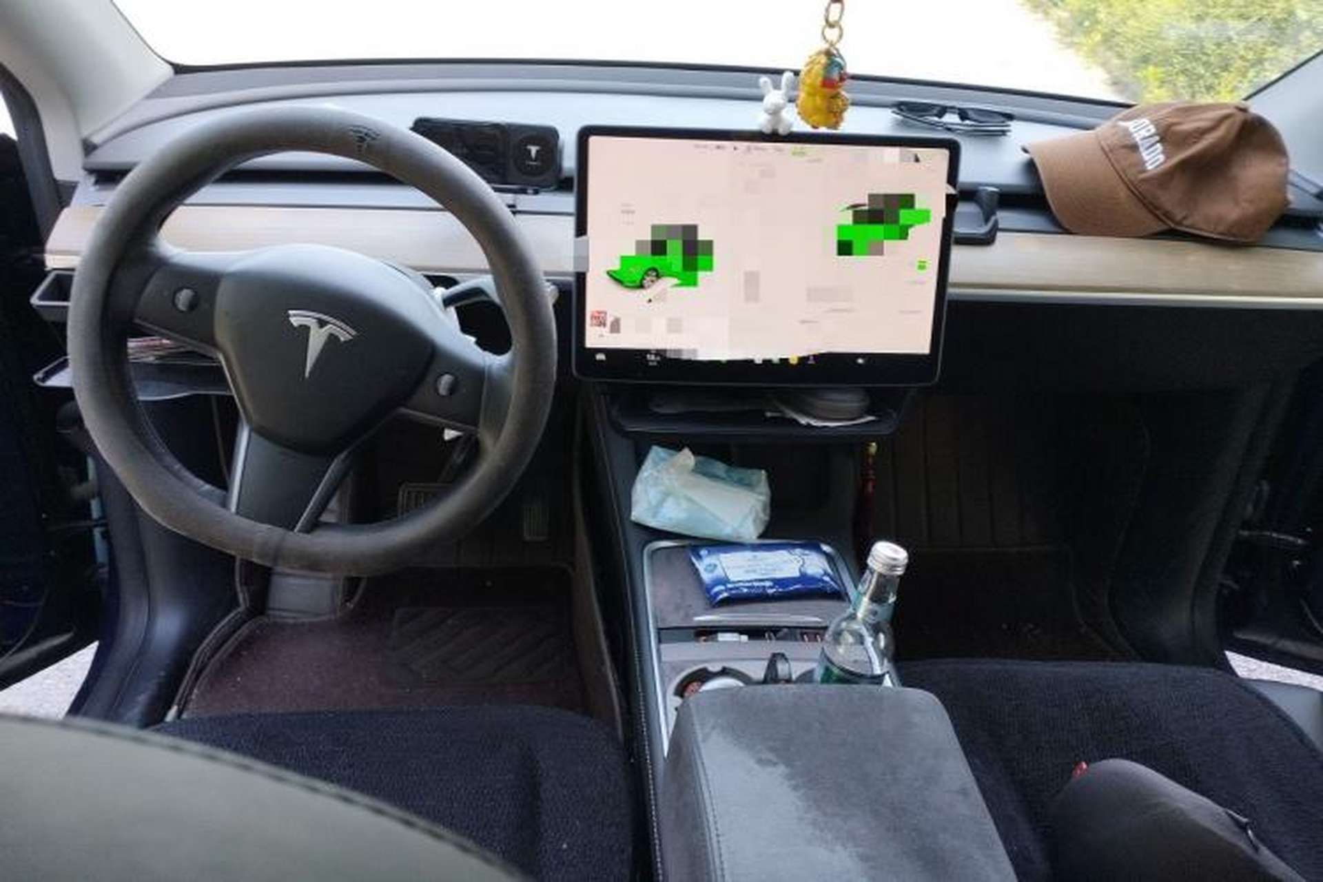 Used Tesla Model Y 2021 Long-Range All-Wheel-Drive Version Center Console
