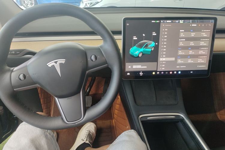 Used Tesla Model Y 2021 Standard Range Rear-Wheel Drive Version Center Console