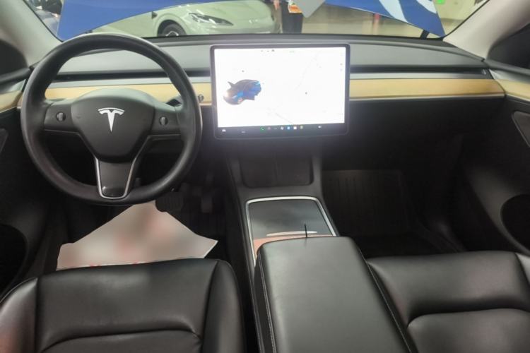 Used Tesla Model Y 2021 Standard Range Rear-Wheel Drive Version Center Console