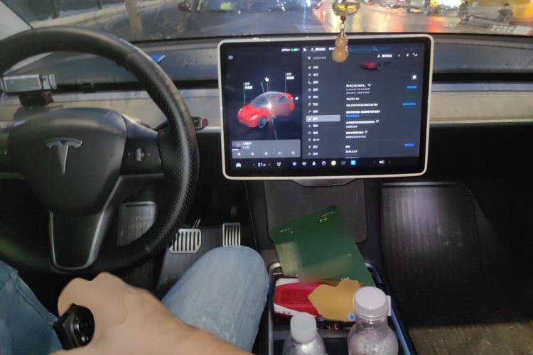 Used Tesla Model Y 2021 Long-Range All-Wheel-Drive Version Center Console