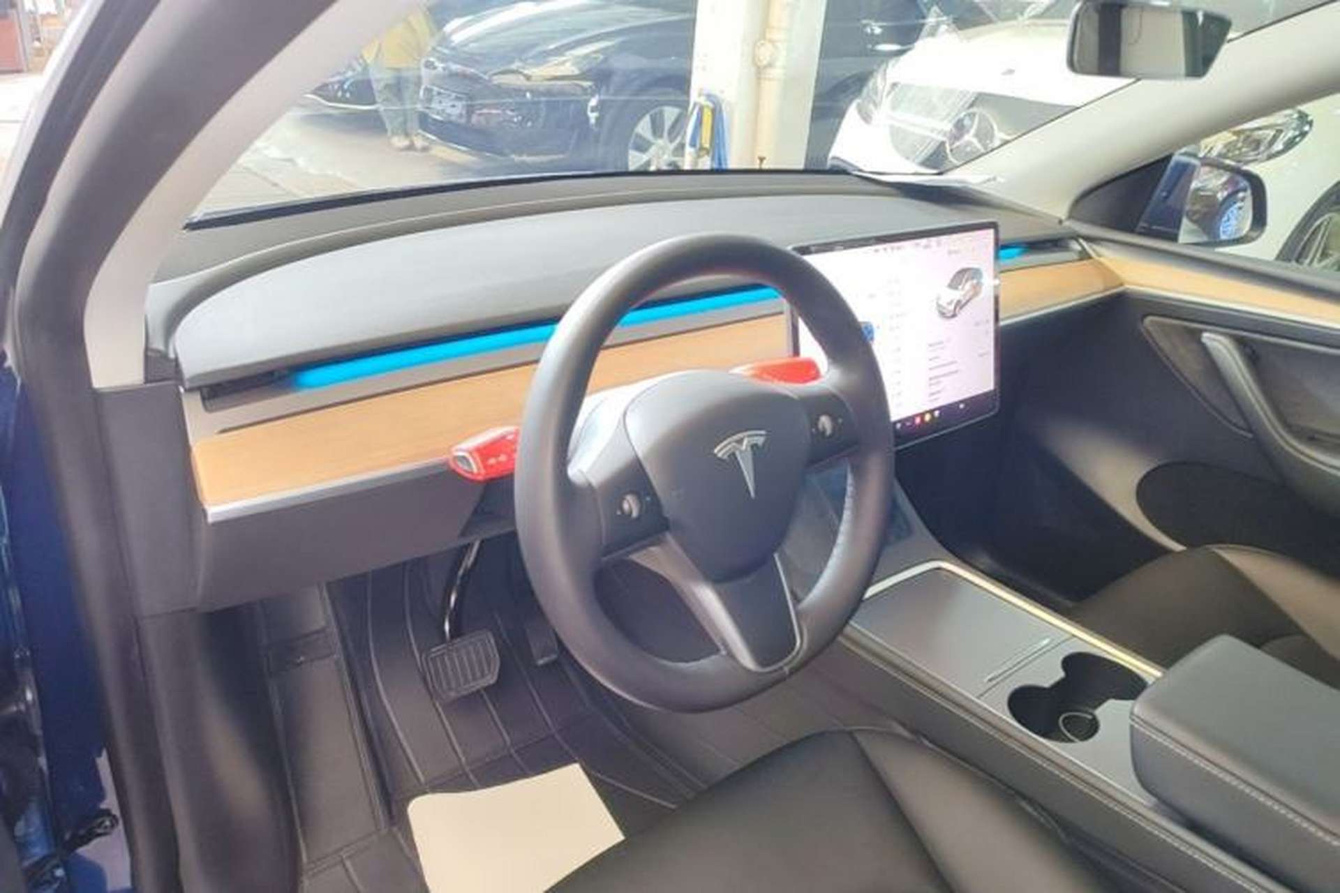 Used Tesla Model Y 2021 Standard Range Rear-Wheel Drive Version Center Console