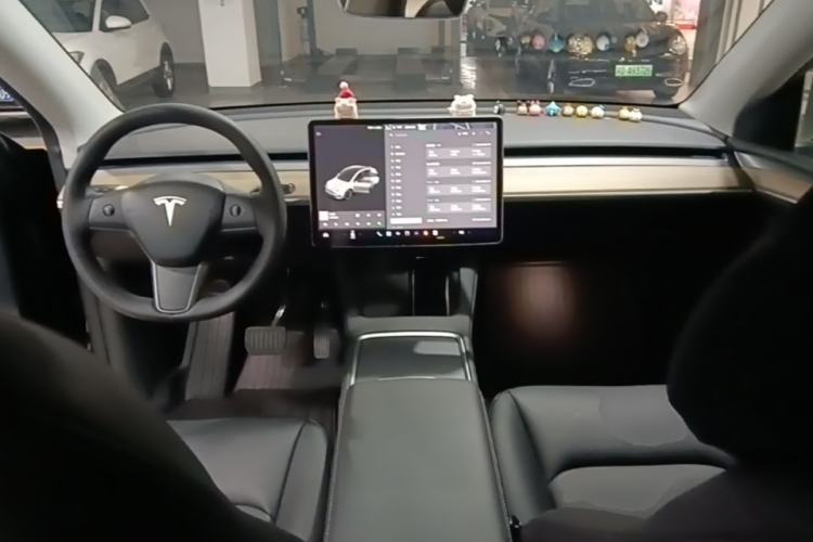 Used Tesla Model Y 2021 Standard Range Rear-Wheel Drive Version Center Console