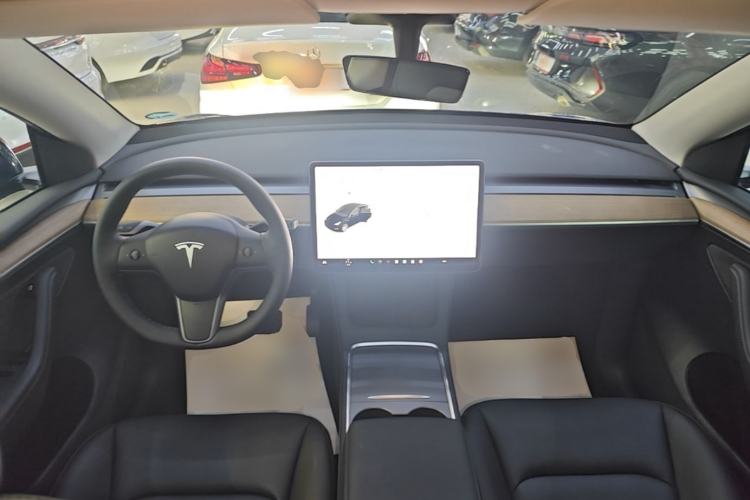 Used Tesla Model Y 2021 Standard Range Rear-Wheel Drive Version Center Console