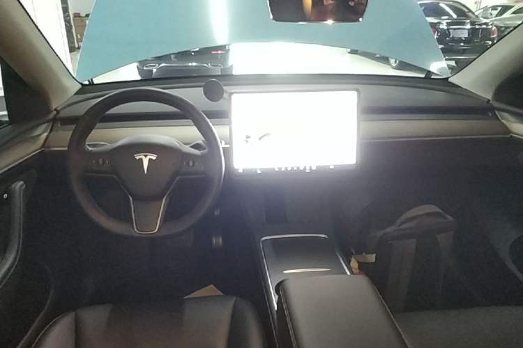 Used Tesla Model Y 2021 Standard Range Rear-Wheel Drive Version Center Console