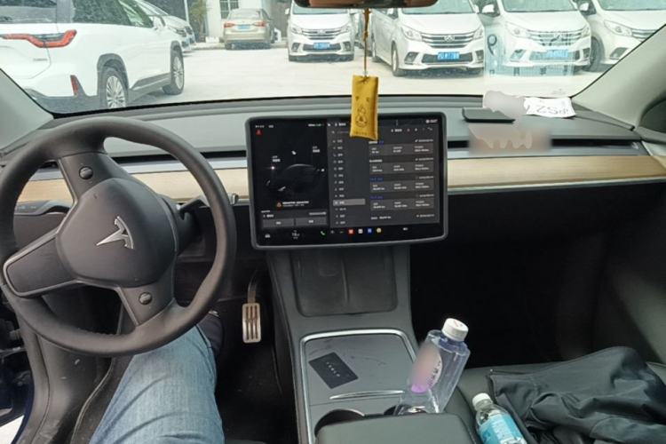 Used Tesla Model Y 2021 Long-Range All-Wheel-Drive Version Center Console