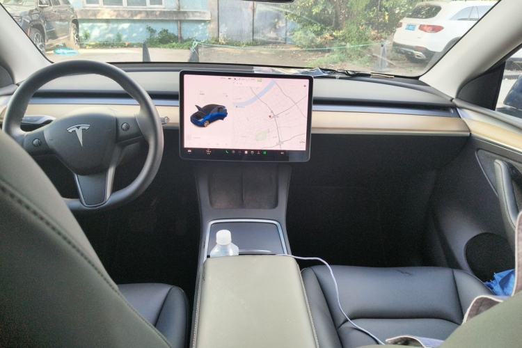 Used Tesla Model Y 2021 Standard Range Rear-Wheel Drive Version Center Console