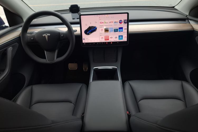 Used Tesla Model Y 2021 Standard Range Rear-Wheel Drive Version Center Console