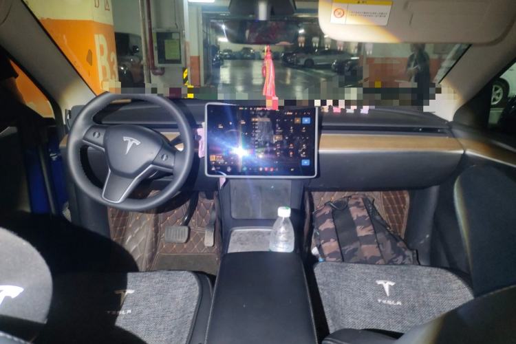 Used Tesla Model Y 2021 Standard Range Rear-Wheel Drive Version Center Console