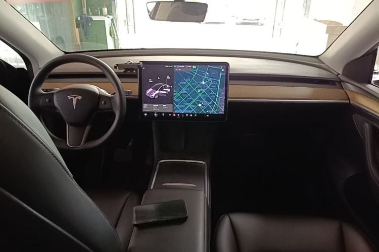 Used Tesla Model Y 2021 Standard Range Rear-Wheel Drive Version Center Console