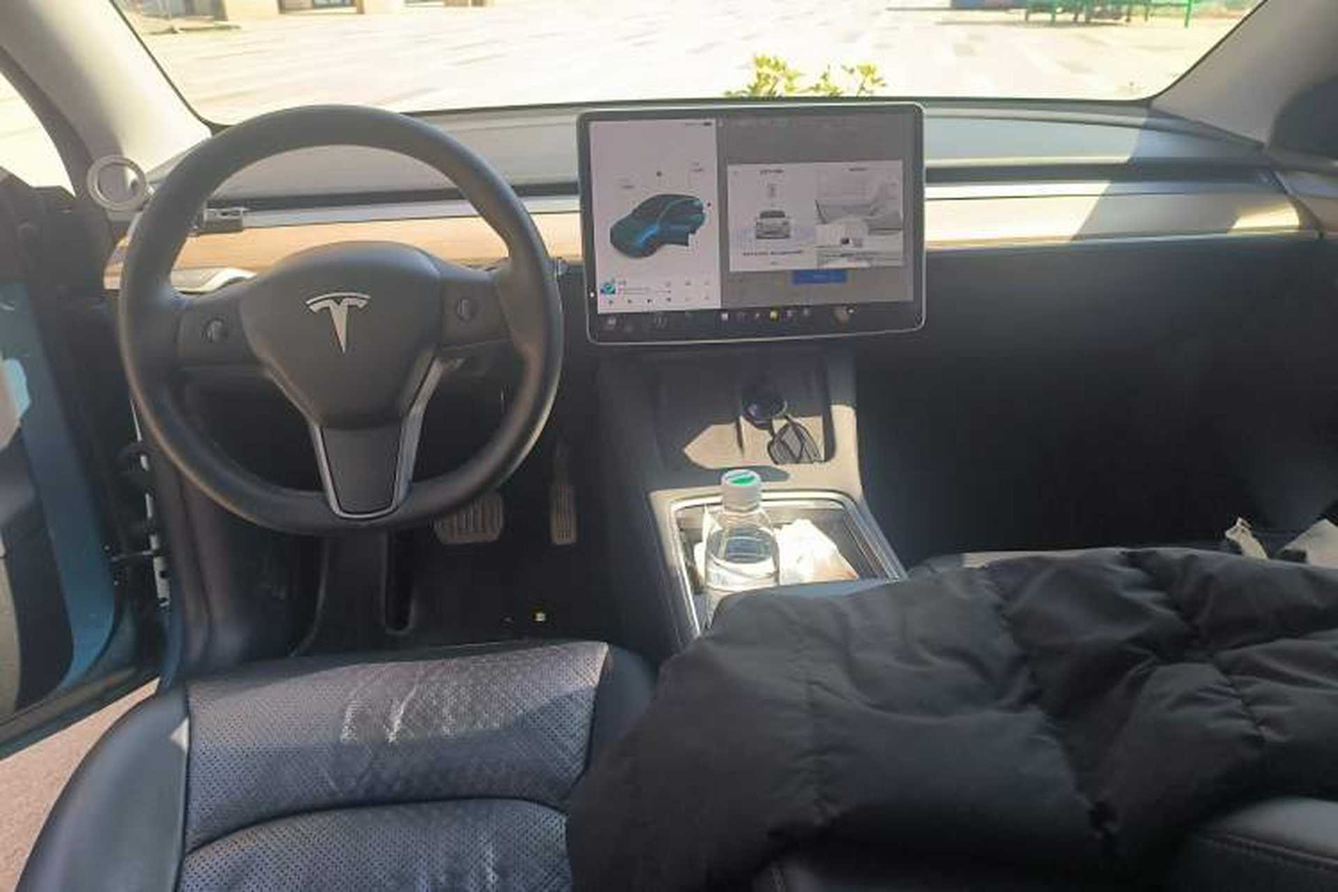 Used Tesla Model Y 2021 Standard Range Rear-Wheel Drive Version Center Console