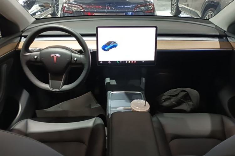 Used Tesla Model Y 2021 Long-Range All-Wheel-Drive Version Center Console